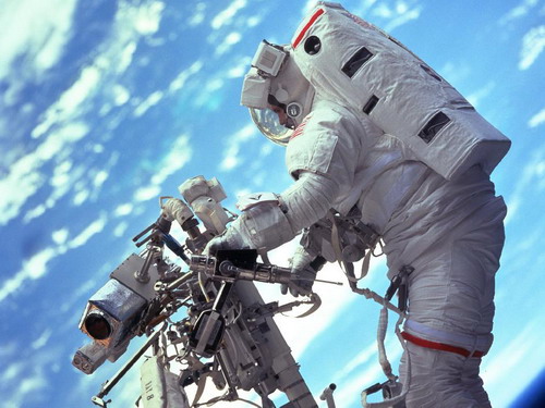 Астронавт Роберт L. Behnken проверяет манипулятор. Фото: С сайта nasa.gov