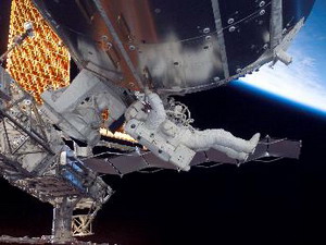 Астронавт Роберт L. Behnken и Rick Linnehan, специалисты по программе полета STS-123, в открытом космосе во время 6,53 часового выхода в открытый космос. Фото: С сайта nasa.gov 