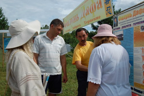 У выставки картин последователей Фалунь Дафа в Красноярском крае