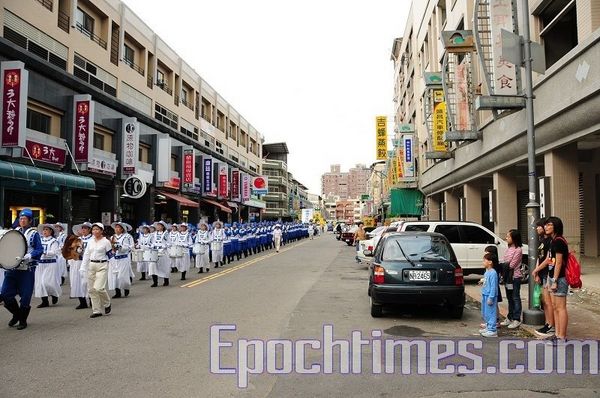 Шествие в поддержку 45 млн человек, вышедших из организаций китайской компартии. Город Тайчжун. 16 ноября. Фото: Тан Бин. Великая Эпоха.