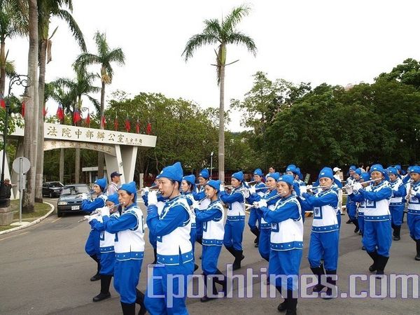 Шествие в поддержку 45 млн человек, вышедших из организаций китайской компартии. Город Тайчжун. 16 ноября. Фото: Тан Бин. Великая Эпоха.