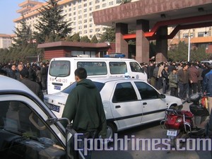 Один человек был убит и многие пострадали, поэтому была вызвана скорая помощь. Фото: Великая Эпоха