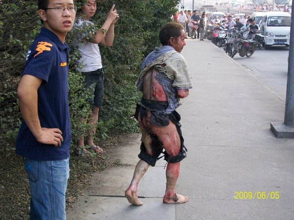 Фотографии с места происшествия. 5 июня 2009 г. Город Ченду. Фото с epochtimes.com