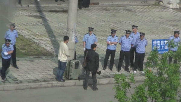 Вокруг здания суда стоит полицейское оцепление. 1 июня 2009 год. Районный суд города Ичунь провинции Хэйлунцзян