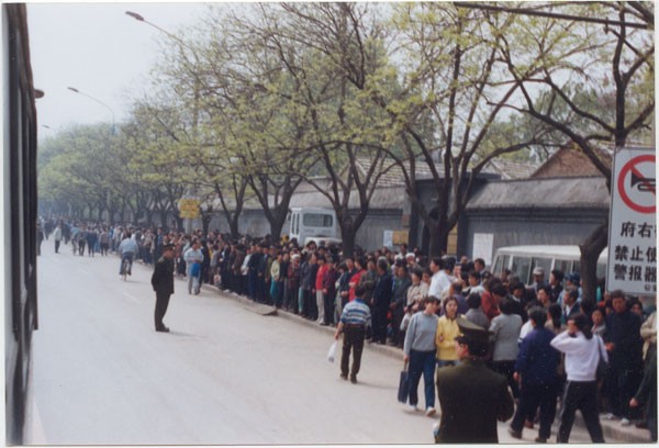 25 апреля 1999 г. более 10 тыс. последователей Фалуньгун приехали в Пекин, чтобы   апеллировать к правительству. Фото с epochtimes.com