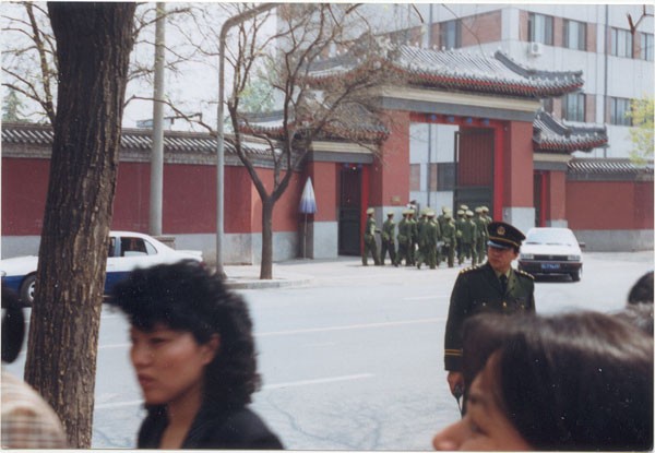 25 апреля 1999 г. более 10 тыс. последователей Фалуньгун приехали в Пекин, чтобы   апеллировать к правительству. Фото с epochtimes.com