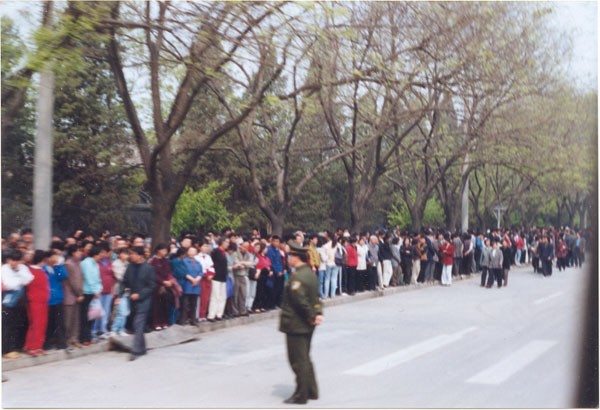 25 апреля 1999 г. более 10 тыс. последователей Фалуньгун приехали в Пекин, чтобы   апеллировать к правительству. Фото с epochtimes.com
