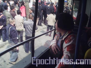 Апеллянты возле западных ворот пекинского университета выражают своё негодование профессору   Сунь Дундуну по поводу его заявления. Фото: The Epoch Times