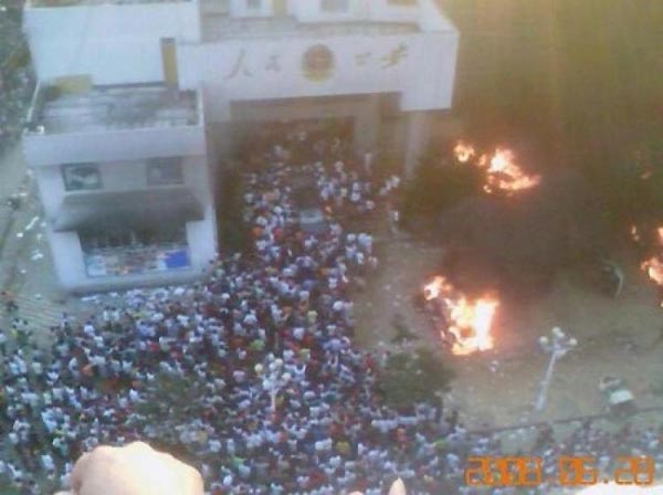 Почти 10 000 возмущенных людей напали на здание местного правительства и подожгли бюро   общественной безопасности после того, как была изнасилована и убита студентка из города   Вэньань в провинции Гуйчжоу. Фото: The Epoch Times