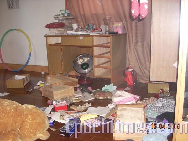 В квартире адвоката Чжен Энчуна полицейские перевернули всё вверх дном. Фото: с сайта epochtimes.com