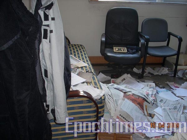 В квартире адвоката Чжен Энчуна полицейские перевернули всё вверх дном. Фото: с сайта epochtimes.com