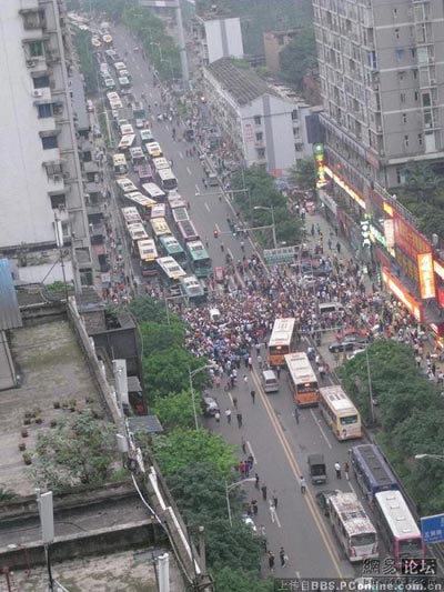 Несколько тысяч человек протестуют против халатного отношения медработников к своему   медицинскому долгу. Фото: The Epoch Times