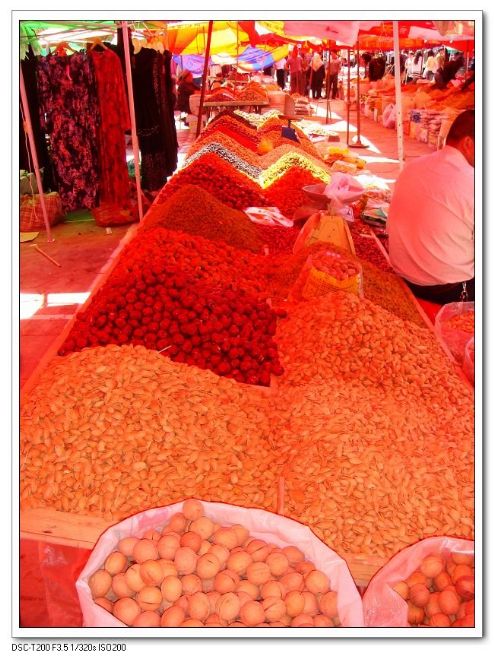 На рынках и улицах Синьцзяна. Фото с aboluowang.com