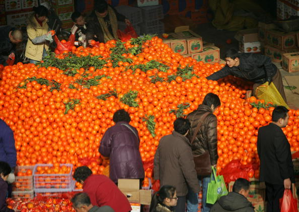 Жители г.Сиан покупают новогодние «золотые мандарины». Фото: Getty Images