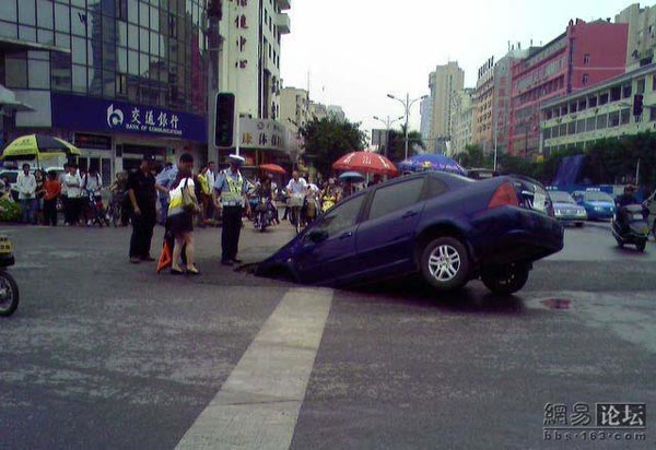 В городе Наньнин на дороге образовалась яма. Фото с сайта epochtimes.com 