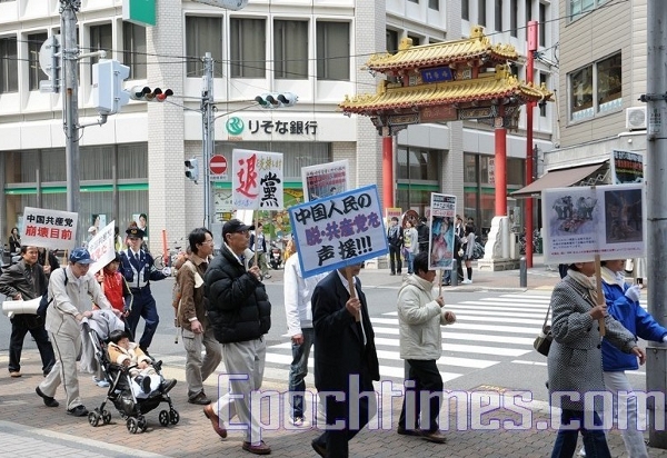 Колонна проходит через китайский квартал города. Фото: Hong Kazuo/The Epoch Times