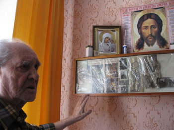 Копылов М.Т. рассказывает о своем уголке для души. Фото: Николай Ошкай/Великая Эпоха
