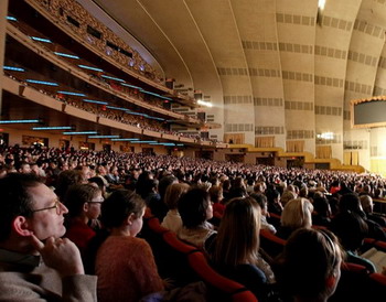 За эти годы труппа «Divine Performing Arts» выступала на самых престижных театральных сценах мира, включая зал Radio City в Нью-Йорке
