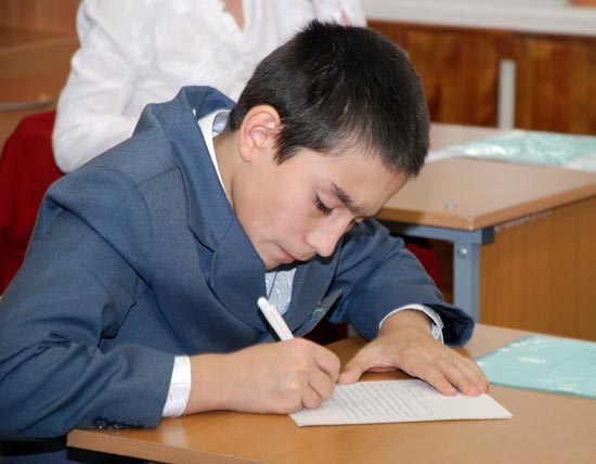 Роман Буданов, 14 лет, 3 место, СРЦ ЮАО г. Москвы: «Это так здорово жить в семье, где все тебя и друг друга любят, ценят, уважают, заботятся о тебе и близких. Ведь семья - это сила... На свою судьбу я не в обиде. Ведь в жизни может случиться все. Но для себя я твердо решил, что когда я вырасту, у меня будет семья. Я сделаю все возможное и невозможное. Я готов трудиться день и ночь, чтобы не повторить ошибок моих родителей».
