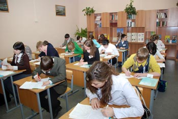 Конкурсанты пишут сочинение на тему «Я+семья». Фото: Юлия Цигун/Великая Эпоха