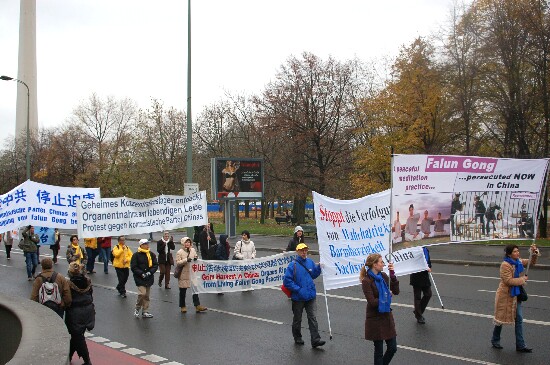 Шествие и митинг последователей Фалуньгун. Берлин. Фото: Ирина ОШИРОВА/Великая Эпоха
