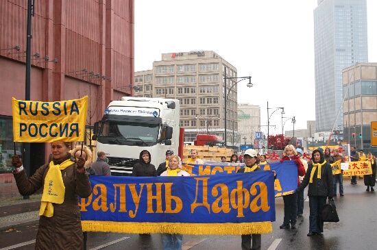 Шествие и митинг последователей Фалуньгун. Берлин. Фото: Ирина ОШИРОВА/Великая Эпоха
