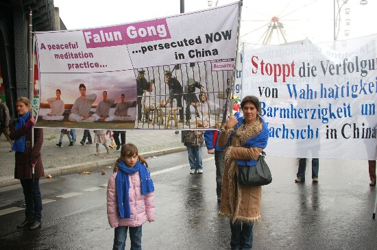 Шествие и митинг последователей Фалуньгун. Берлин. Фото: Ирина ОШИРОВА/Великая Эпоха