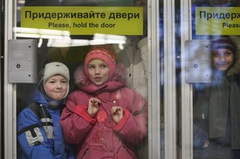Дети в Питерском метро. Фото: K I R I L L   K U D R Y A V T S E V / A F P / G e t t y   I m a g e s 