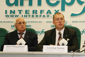 Александр Закатов (справа), директор канцелярии ГРИДа Романовых и Давид Мепуришвили, издатель книги, начальник Управления общественных связей канцелярии ГРИДа Романовых. Фото: Анатолий Белов/Великая Эпоха