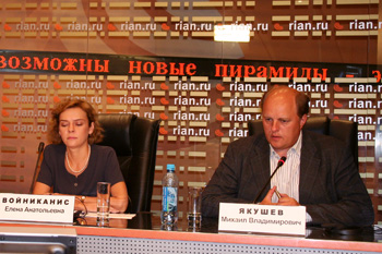 Секретарь экспертного совета при комитете Госдумы по информационной политике, информационным технологиям и связям Елена Войниканис, председатель совета координационного центра национального домена сети Интернет RU Михаил Якушев. Фото: Анатолий Белов/Великая Эпоха
