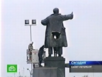 Памятник Ленину на площади перед Финляндским вокзалом поврежден в результате взрыва. Фото с репортажа НТВ