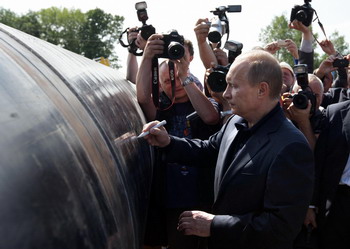 В.Путин подписывает часть будущего газопровода Сахалин – Хабаровск - Владивосток 31 июля 2009г. Фото: ALEXEY DRUZHININ/AFP/Getty Images