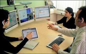 Три монитора подключались к одному компьютеру при помощи ПО Information Worker’s Workplace. Фото с compulenta.ru