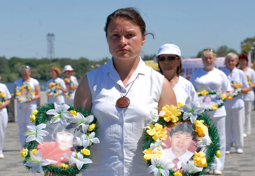 В воскресенье 22 июля по набережной Днепропетровска прошел парад последователей Фалуньгун. Фото: Владимир Бородин/The Epoch Times 