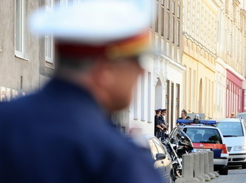 11 человек ранено в результате перестрелки сикского храма в Вене. Фото: SAMUEL KUBANI/AFP/Getty Images
