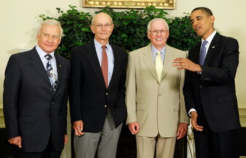 Барак Обама, Нейл Армстронг, Эдвин Олдрин, Майкл Коллинз. Фото: (Barack Obama; Neil Armstrong; Edwin Buzz Aldrin; Michael Collins)