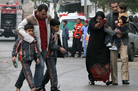 Граждане Газы после одной из бомбардировок ЦАХАЛА. Фото: AFP PHOTOMAHMUD HAMS