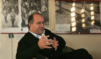 Адвокат Халед Махмид в музее Катастрофы, созданном в его офисе в Назарете. Фото: AFP PHOTO/YOAV LEMMER