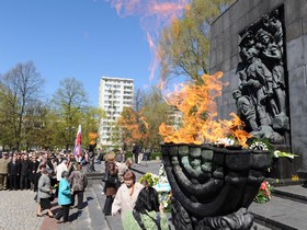 Церемония возложения цветов к монументу Раппопорта в Варшаве. Фото: Моше Милна/GPO via Getty Images