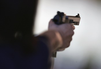 В одном из тихих городков Северной Каролины, США, в воскресенье 29 марта, около десяти часов утра  на территорию пансионата для престарелых проник 45-летний американец и расстрелял семь стариков и сестру-сиделку. Фото: Robert Laberge/Getty Images