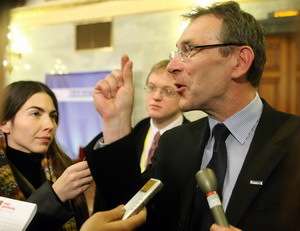 Еврокомиссар по энергетике Андрис Пиебалгс сказал о том, что ЕС не собирается финансировать проект, однако может способствовать получению кредитов для его реализации. Фото: FERENC ISZA/AFP/Getty Images