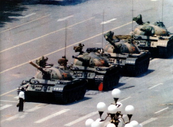 Знаменитая фотография гражданского мирного протеста студентов 4 июня 1989 года на площади Врат небесного спокойствия - Тяньаньмэнь в Пекине 64memo.com