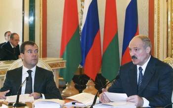 Фото: Президент России Дмитрий Медведев и президент Беларуси Александр Лукашенко. Фото: MIKHAIL KLIMENTYEV/AFP/Getty Images