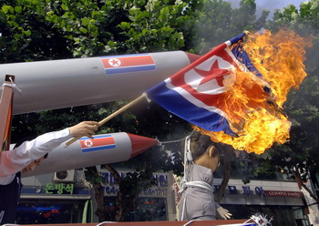 Люди всего мира против ядерных испытаний. Фото: KIM JAE-HWAN/AFP/Getty Images