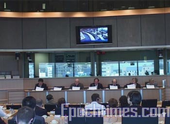 Слушания в Европарламенте по вопросу преследования китайской компартией последователей   Фалуньгун. 15 апреля 2009 года. Фото: The Epoch Times