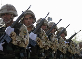 Иранские солдаты на армейском параде в Тегеране, март 2009 года. Фото: BEHROUZ MEHRI/AFP/Getty Images