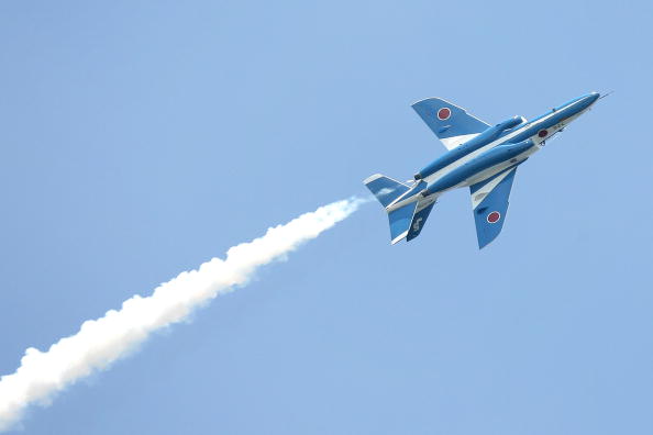 Янпонские силы самообороны выполняли фигуры высшего пилотажа на юбилее Иокогамы. Фото:  Kiyoshi Ota/Getty Images