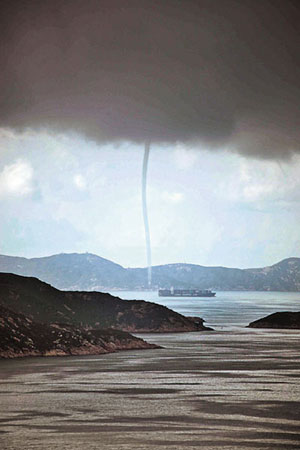 Водяной смерч в Гонконге. 19 августа 2009 год. Фото с epochtimes.com