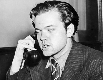 МЕЧТАТЕЛЬ: известный актер и режиссер Орсон Уэллс 30 октября 1938 года отвечает на вопросы журналистов после трансляции по радио его «Войны миров», создавшей панику на территории всех Соединенных Штатов.  Фото с сайта theepochtimes.com   