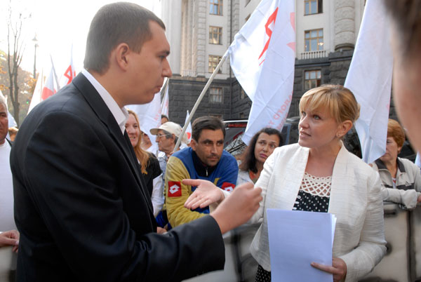 Оксана Продан - председатель Совета предпринимателей при Кабинете Министров Украины дискутирует с организатором акции Ярославом Месяцем. Фото: Владимир Бородин/Великая Эпоха (The Epoch Times)